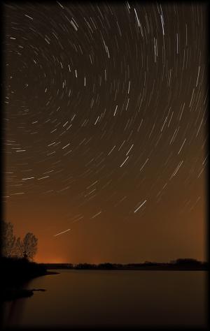 Filé d'étoiles sur l'étang