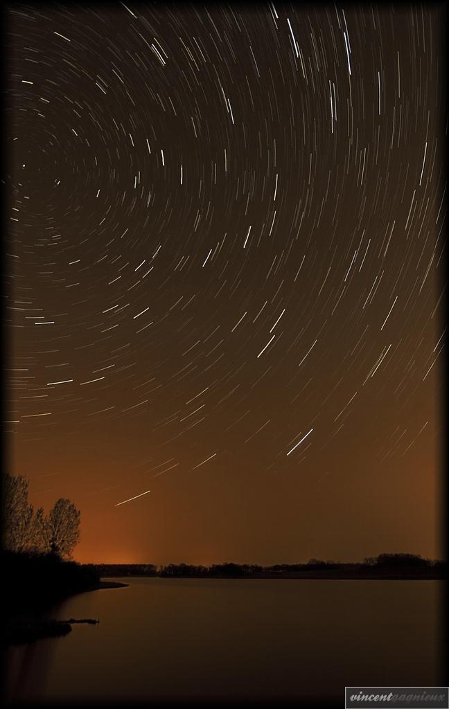 Filé d'étoiles sur l'étang